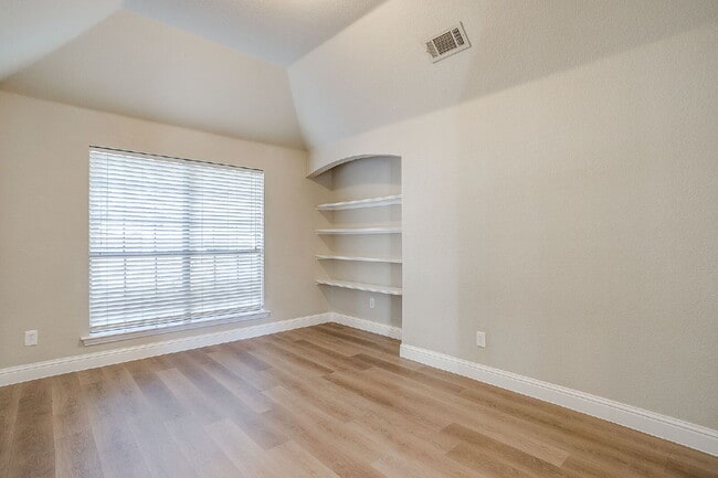 Building Photo - 3 bedroom, 2 bath Willow Park Beauty