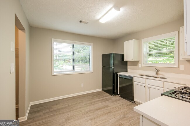 Building Photo - 733 Emerald Forest Cir SW