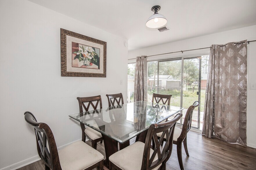 Building Photo - 3831 Forest Glen Dr