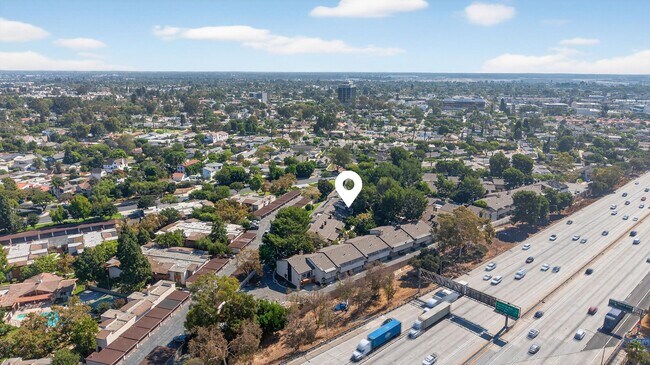 Building Photo - Gorgeous 2 bed/bath Condo in Long Beach