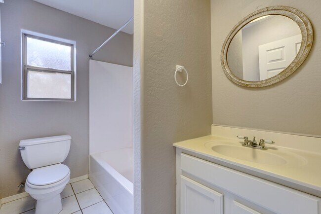 Building Photo - 2 Bedroom, 2 Bath Home for Rent in Diamond...