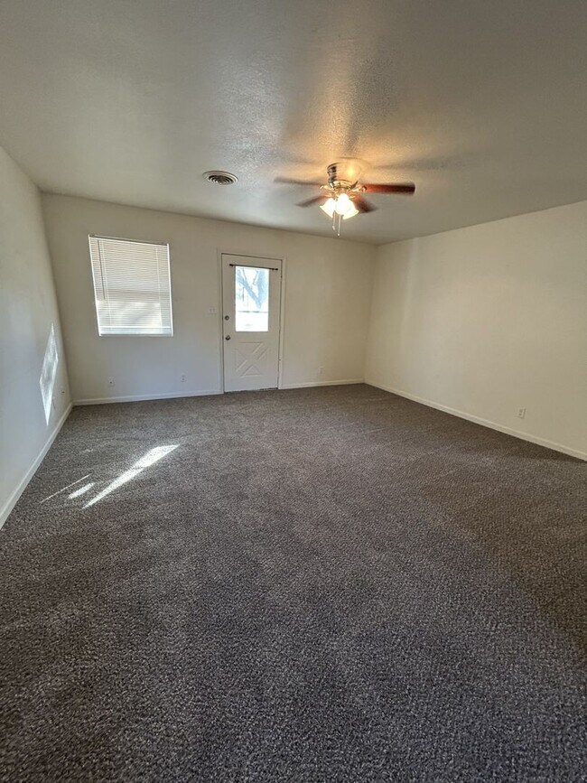 Building Photo - 1301 E 9th St