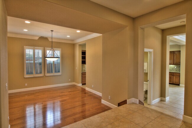 Building Photo - Beautifully Maintained Home in Desirable W...