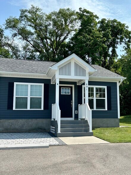 Spacious paver patio - 891 Old Vinton Mill Rd NE Unit B