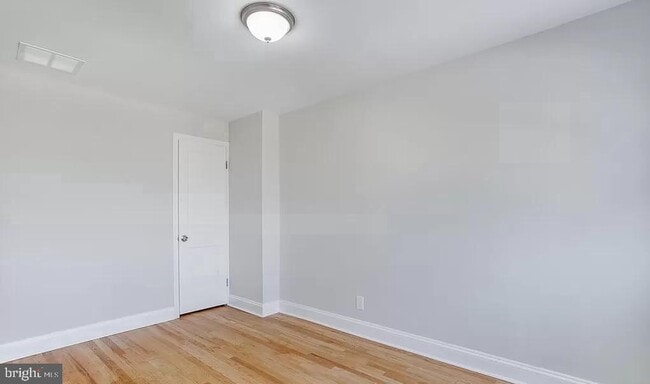 Building Photo - 1046 Elm Rd
