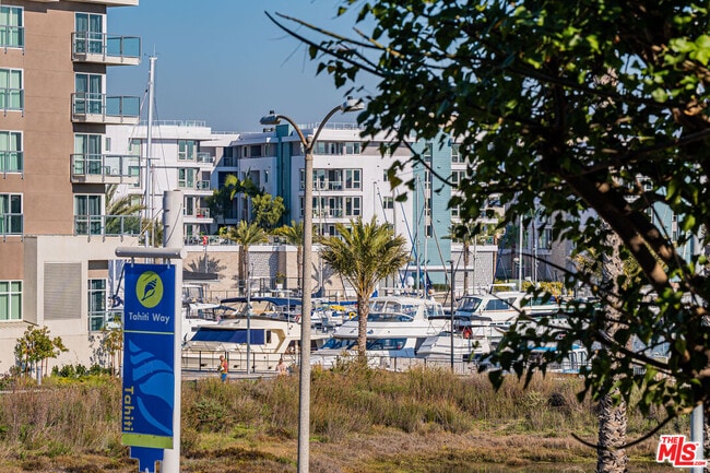 Building Photo - 310 Tahiti Way