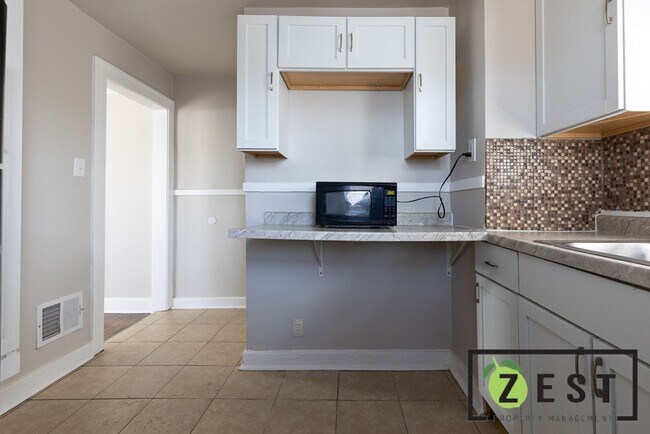 Building Photo - OPEN HOUSE-DECEMBER 18TH! 5PM-5:30PM! BEAUTIFULLY REMODELED - 3-Bedroom 1-Bathroom 2-Car Garage