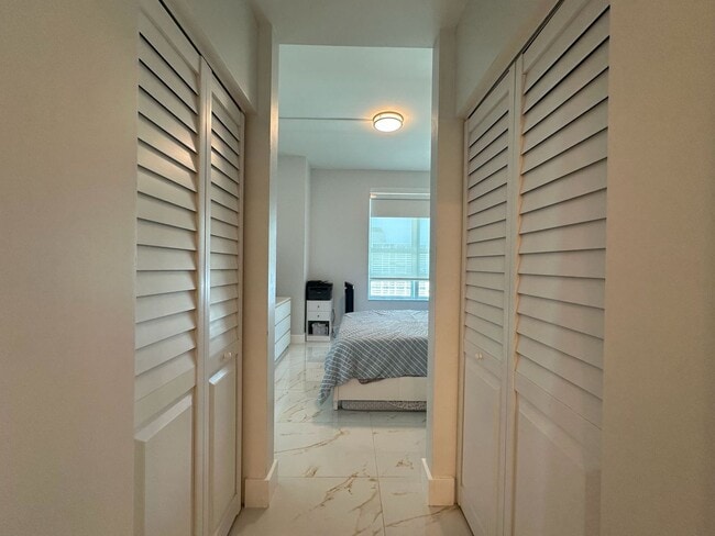 Building Photo - 950 Brickell Bay Dr