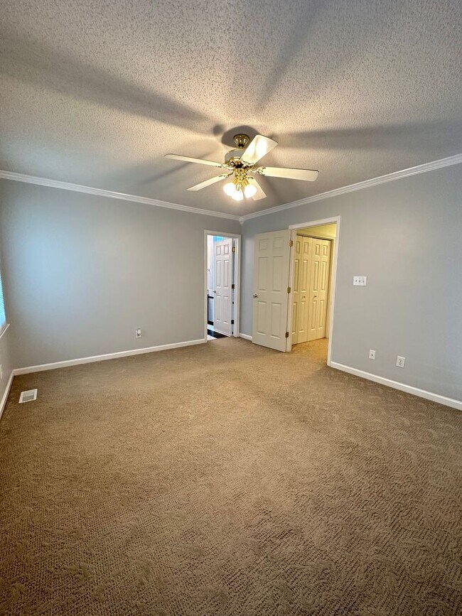 Building Photo - 1611 Majesty Dr