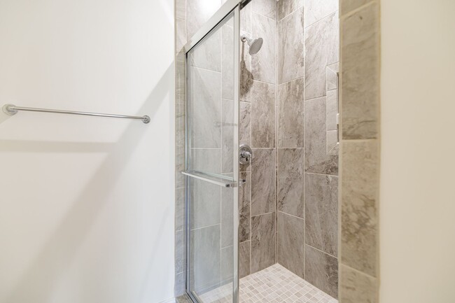 Building Photo - Brand new Luxurious 3 bedroom 3 bath + LOF...