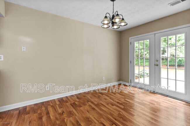 Building Photo - 625 Oxford Hall Dr SW