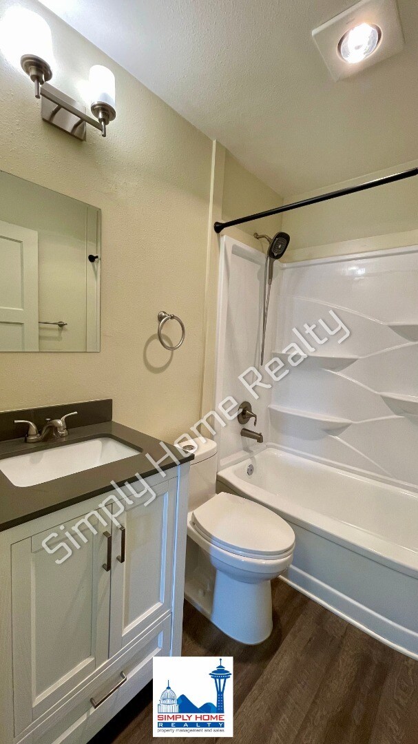 Building Photo - Cute 3 bedroom 2 bath home in Tacoma!