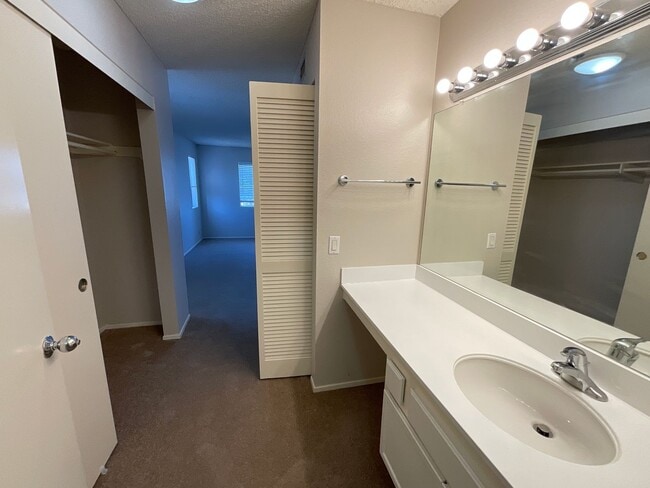 Building Photo - 5985 Dandridge Ln