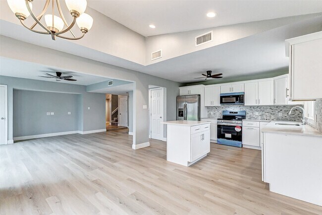 Building Photo - 1727 Cloister Dr