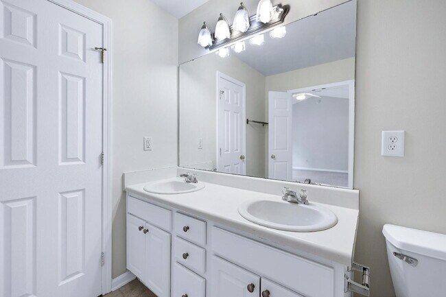 Building Photo - 812 Walnut Woods Dr