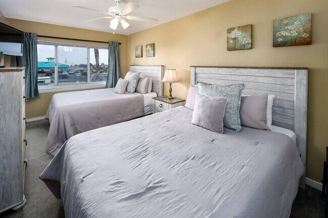 Building Photo - 1530 Miracle Strip Pkwy SE