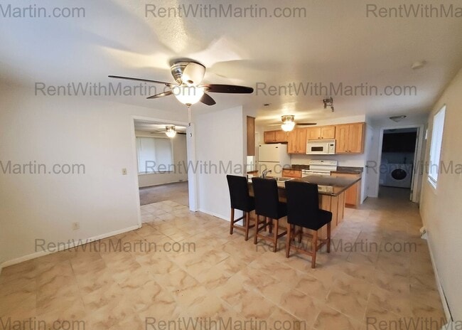 Building Photo - 3 Bedroom, 2 Bath & Main floor laundry- 6t...