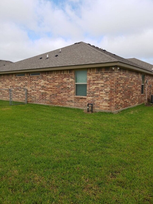Building Photo - Charming 2 Bed / 2 Bath Duplex in Trimmier...