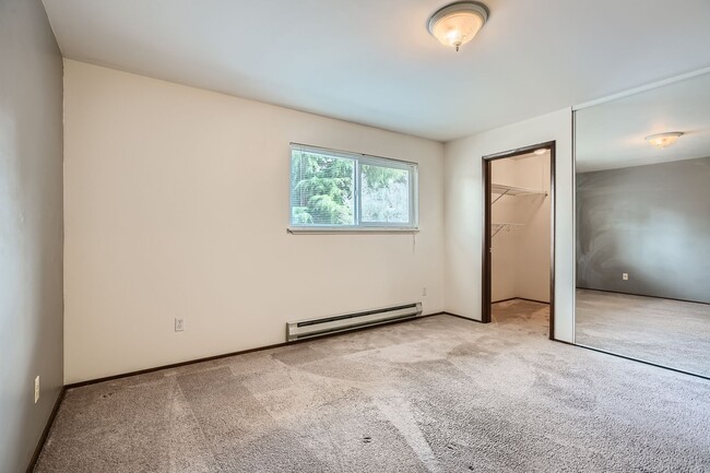 Building Photo - Fabulous Top Floor End Unit 1 Bed 1 Bath N...