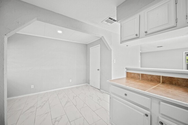 Building Photo - 13527 Montaigne Dr