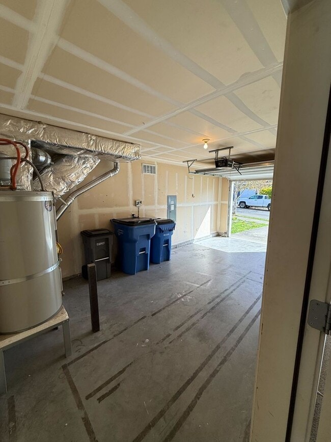 Building Photo - Spacious 3 Bed/2.5 Bath Home in Walnut Grove area!