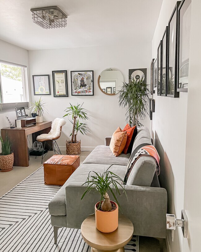 Building Photo - 3809 Floral Dr