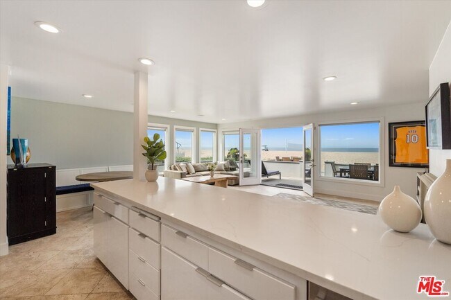 Building Photo - 6419 Ocean Front Walk