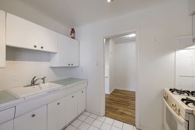 Building Photo - LOCATION!! LOCATION!! Beautiful 1 bedroom, 1 full bath condo in Capitol Hill neighborhood (1-mont...