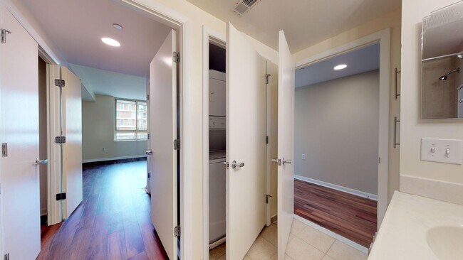 Building Photo - Spacious 1,000 Square Foot Two Bedroom Con...