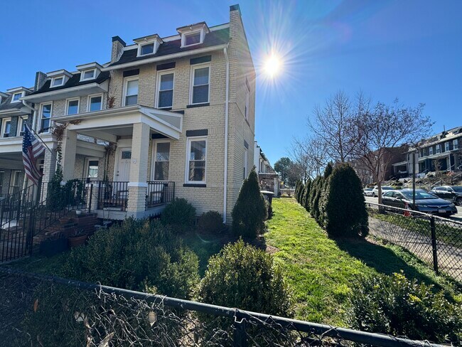 Primary Photo - 301 V St NE