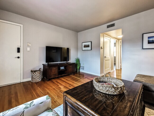 Building Photo - 1207 W 45th St