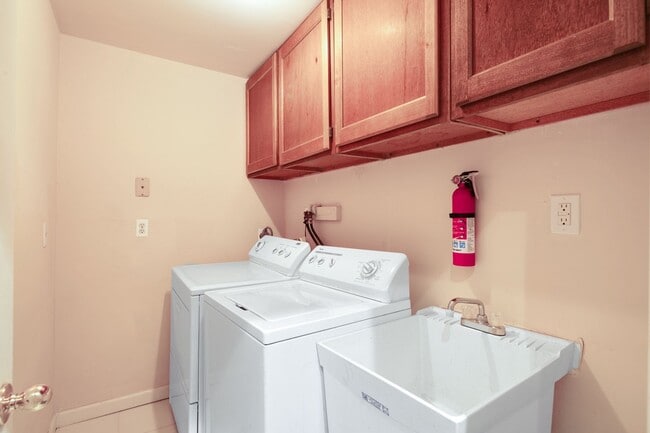 Building Photo - Three Bedroom Graduate Hospital Home with Roof Deck!