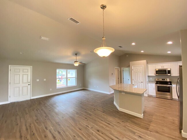 Building Photo - Custom Home - Desirable SE Belleview Neigh...