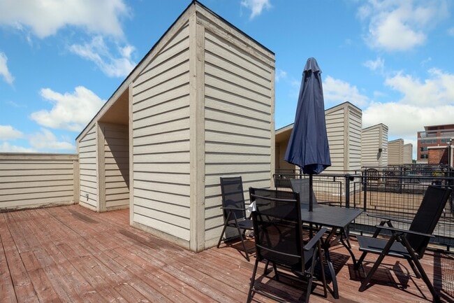 Building Photo - 200 River Pl Dr