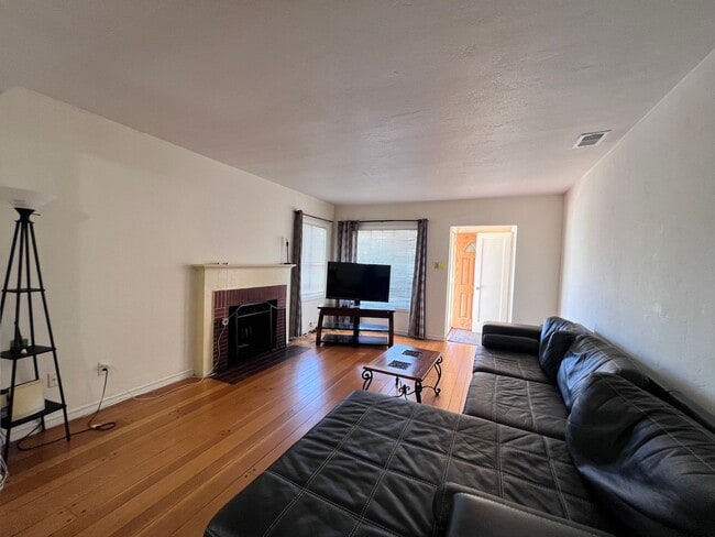 Building Photo - $1,000 OFF FIRST MONTH'S RENT!!!! Cozy 3 BD/2 BATH Single Family Home With 2 Floors Located in Al...