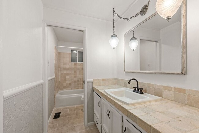 Building Photo - Beautiful & stunning 6-bed, 3-bath house in Edmonds for rent!