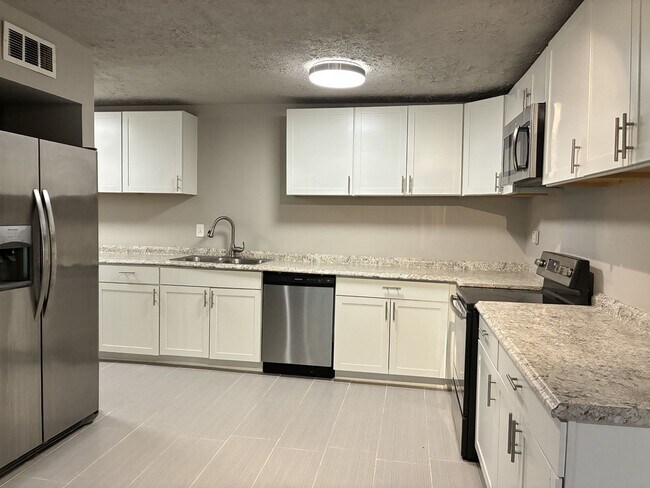 Building Photo - 7510 Shady Villa Lane #22