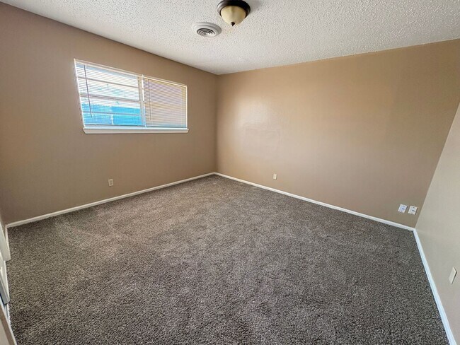 Building Photo - 519-521 East Sunset Circle