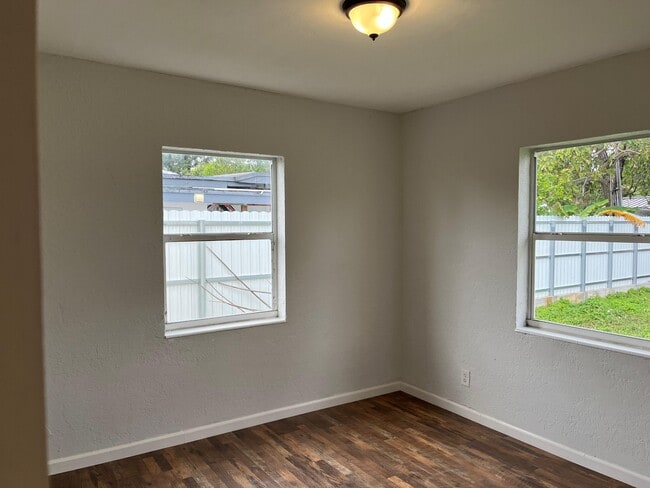 Building Photo - 1327 SW 22nd Ave