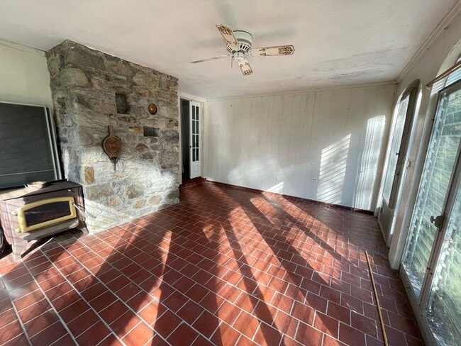 Building Photo - Two-Bedroom House