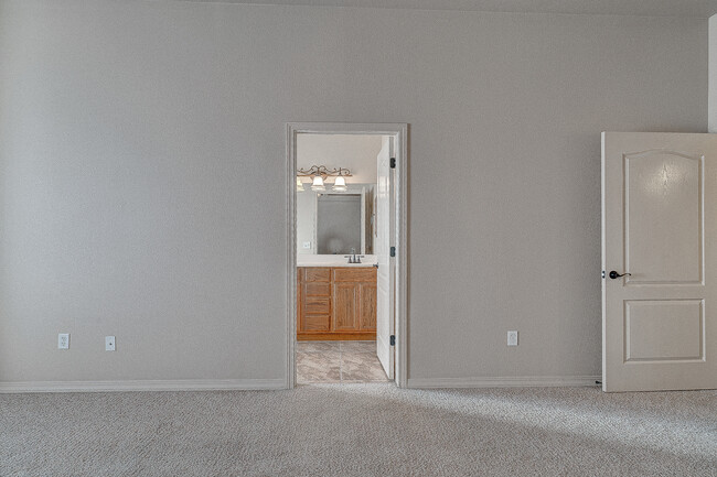Building Photo - Eastside 3 Bedroom 2.5 Bath