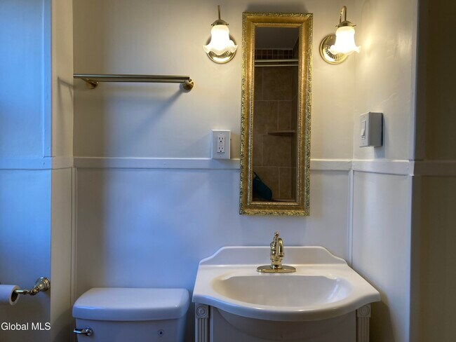 Building Photo - 162 4th St