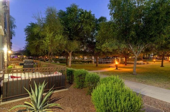 Building Photo - 2726 S Equestrian Dr