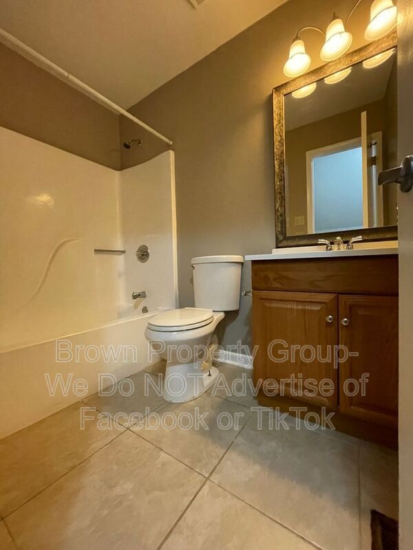 Building Photo - 1536 Rossmore Dr