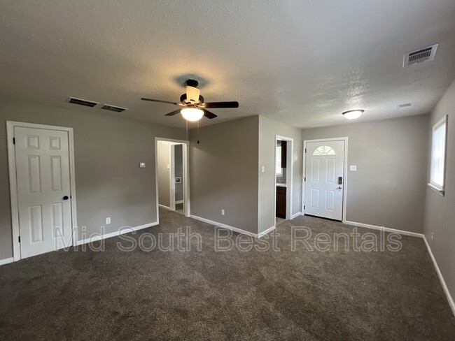 Building Photo - 1462 Robin Hood Ln