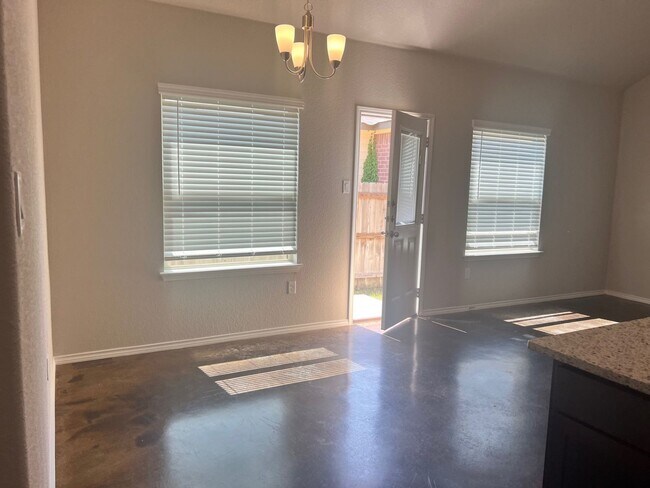 Building Photo - Luxury Duplex in Seguin