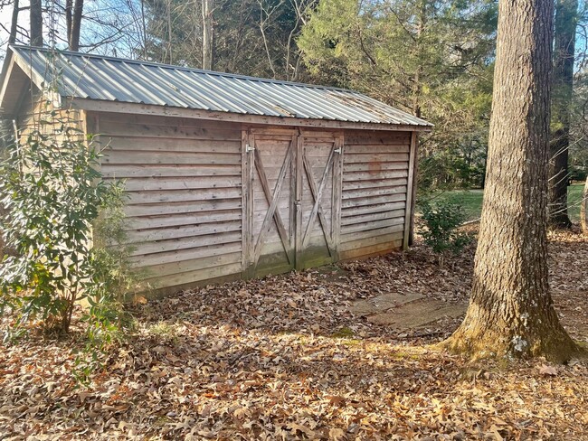 Building Photo - Beautiful Home in Forest