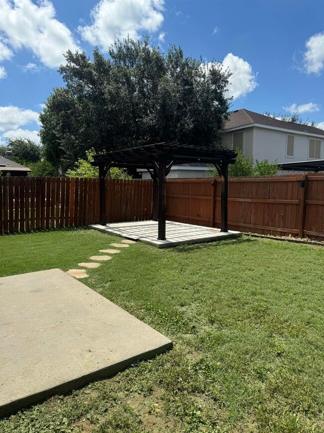 Building Photo - 5229 Brewster Dr