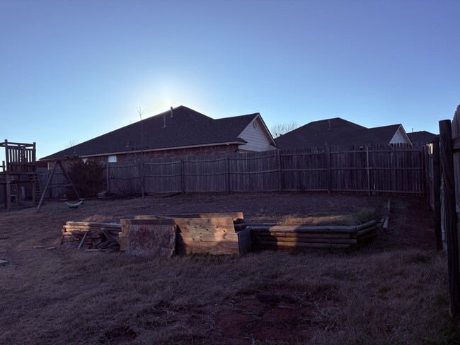 Building Photo - Four bedroom home in Central Norman