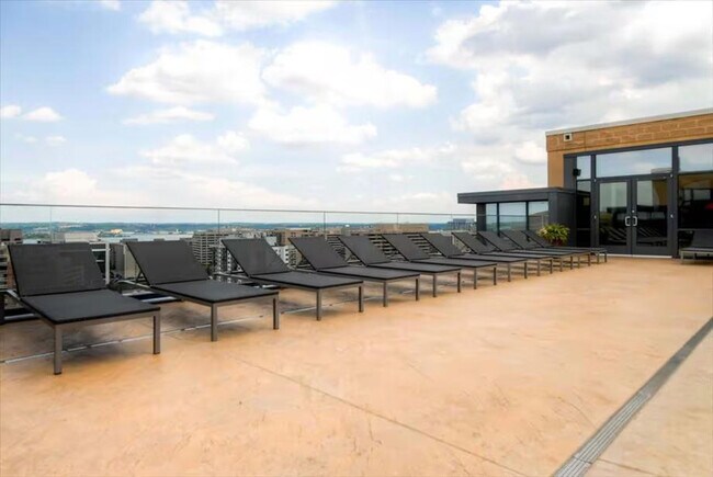 Building Photo - 1405 S Fern St